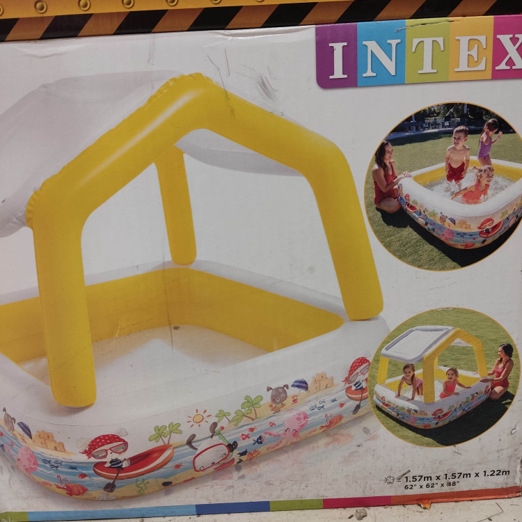 استخر بادی سقف دار