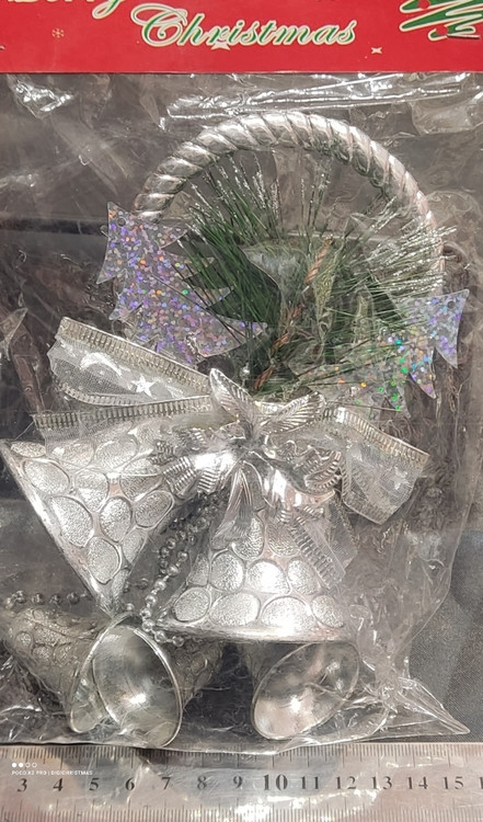 زنگوله نقره ای وسط درخت