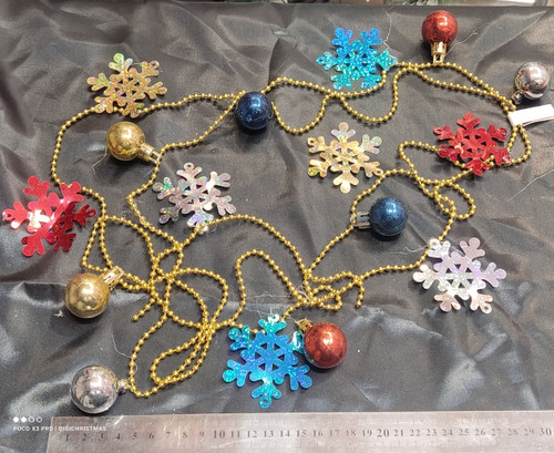 زنجیر دور درخت بهمراه گوی و برف رنگی