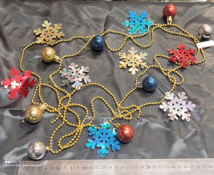 زنجیر دور درخت بهمراه گوی و برف رنگی