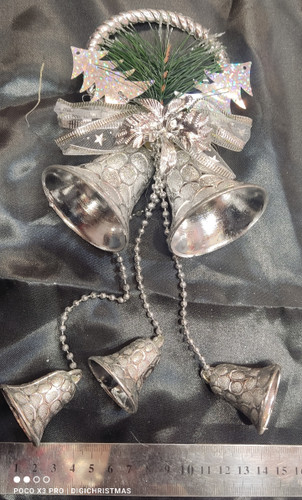 زنگوله نقره ای وسط درخت